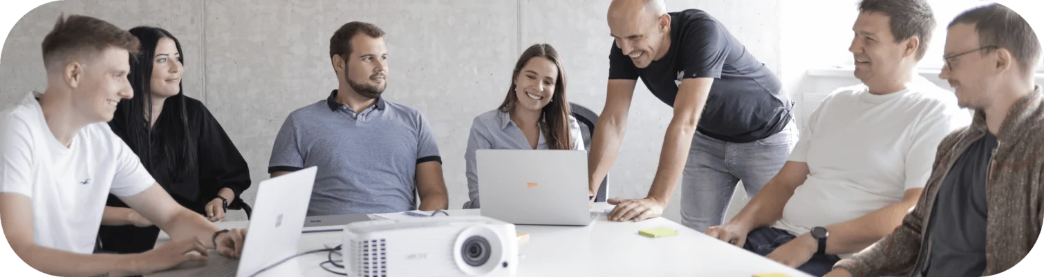 Teamarbeit bei Planery Hier sieht man das Planery Team beim gemeinsamen Brainstorming.